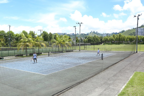  La Universidad Nacional sede Manizales tiene con uno de los campus más completos en oferta deportiva, contando con canchas de fútbol 11 y tenis.