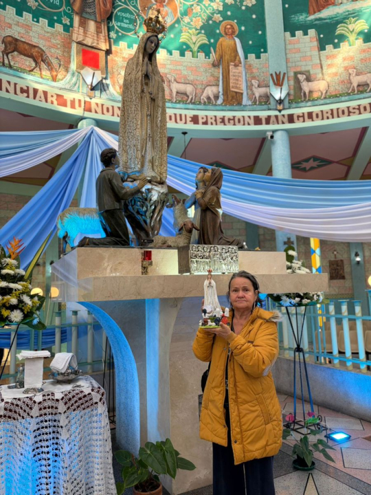 Algunos devotos llevan réplicas pequeñas de la imagen religiosa para ser bendecidas por el párroco del Santuario de Nuestra Señora de Fátima. 