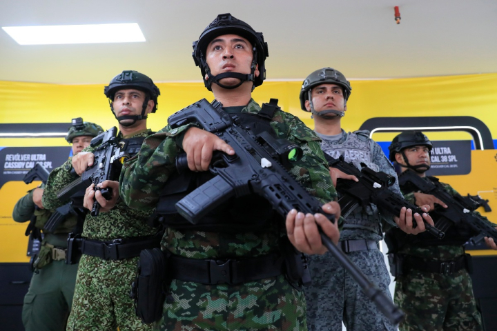 Integrantes de las Fuerzas Militares de Colombia posan con fusiles Jaguar en la fabrica de la Industria Militar de Colombia (Indumil) este viernes, en Soacha (Colombia).