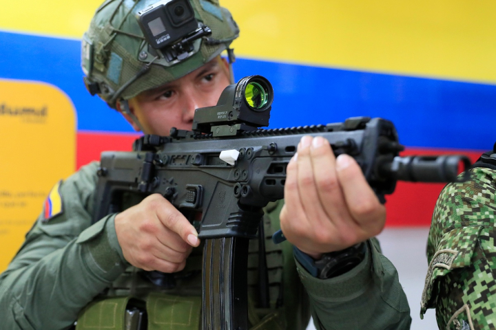 Un integrante de las Fuerzas Militares de Colombia posa con un fusil Jaguar este viernes, en la fabrica de la Industria Militar de Colombia (Indumil) en Soacha (Colombia).