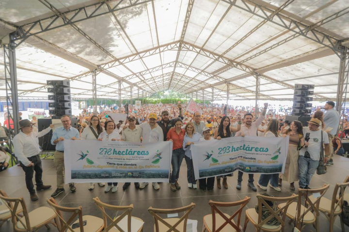 Entrega de tierras a campesinos en Risaralda