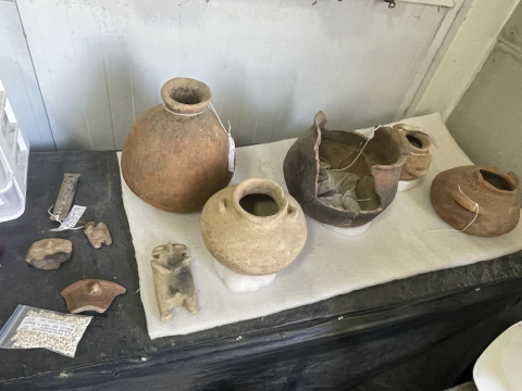 Usaban elementos de barro, de piedra y husos para hilar. 