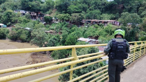 El cuerpo quedó atrapado en la empalizada del fondo. Fotos cortesía de la comunidad para LA PATRIA.