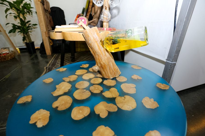mesa de madera elaborada con madera reciclada por el emprendimiento Carpinte Arte de Manizales