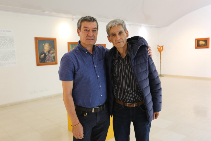 El pintor Dorian Flórez Zuleta junto con el escultor Jorge Vélez Correa en la Alianza Francesa de Manizales, lugar en el que se exhibe su exposición.