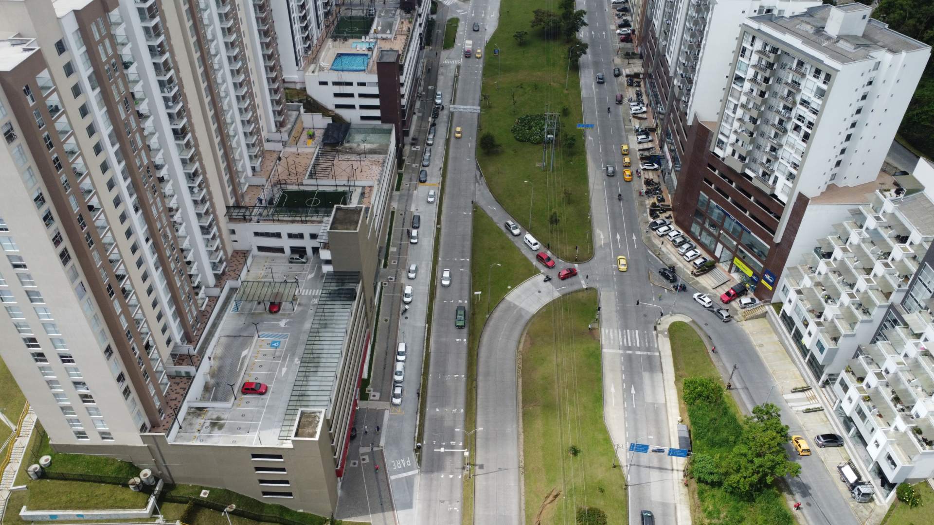 Vista panorámica de la avenida Kevin Ángel en el sector Laureles. En este punto se construiría el puente de 120 metros.