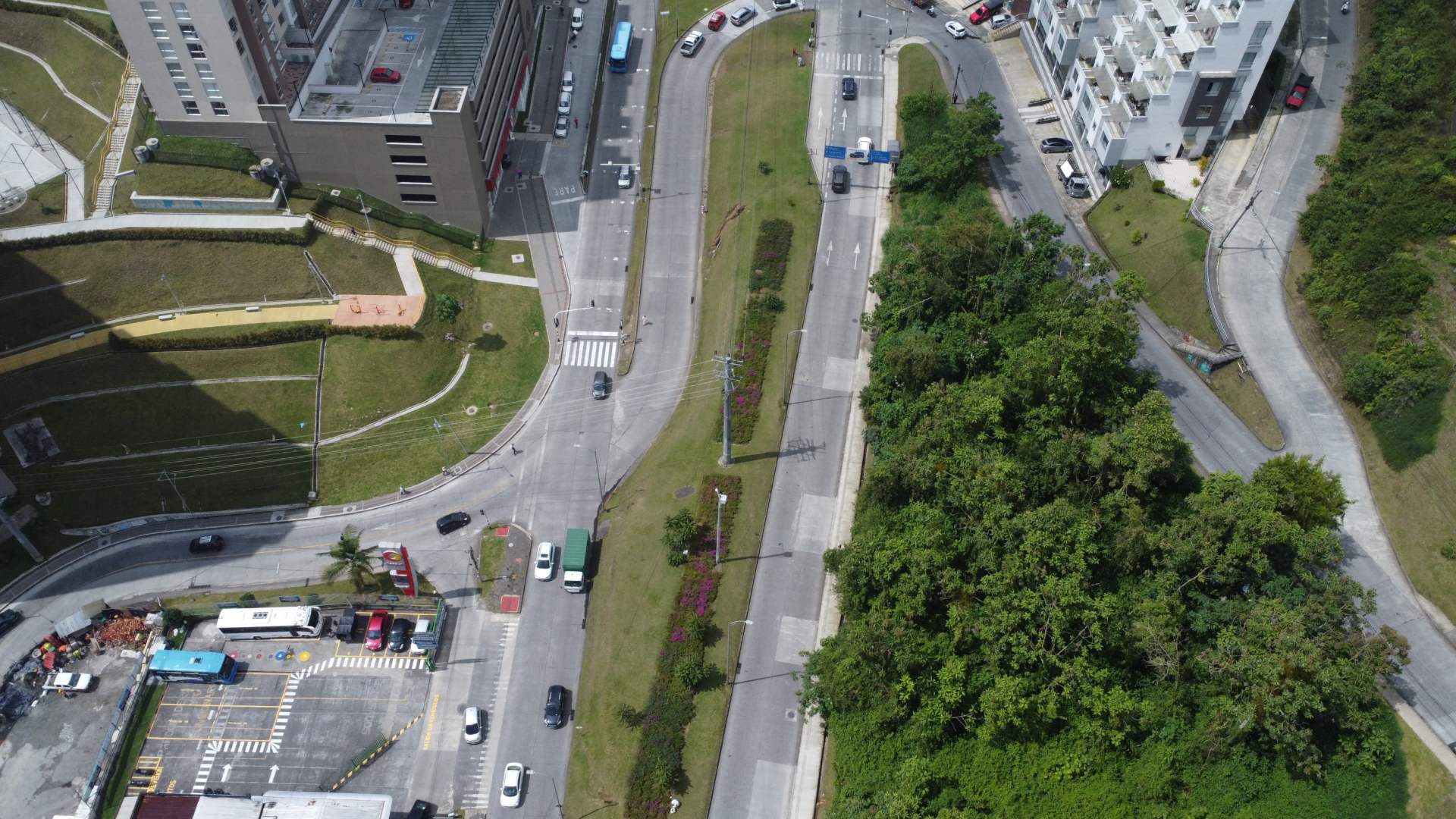 Vista panorámica de la avenida Kevin Ángel. En este punto se construiría un puente sobre la intersección que comunica con Minitas.