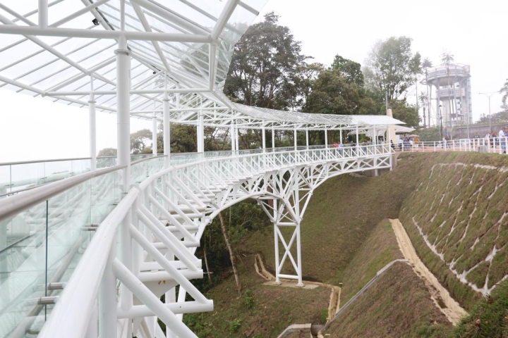 El puente cuenta con iluminación nocturna y será vigilado para evitar su vandalización, según la Alcaldía.