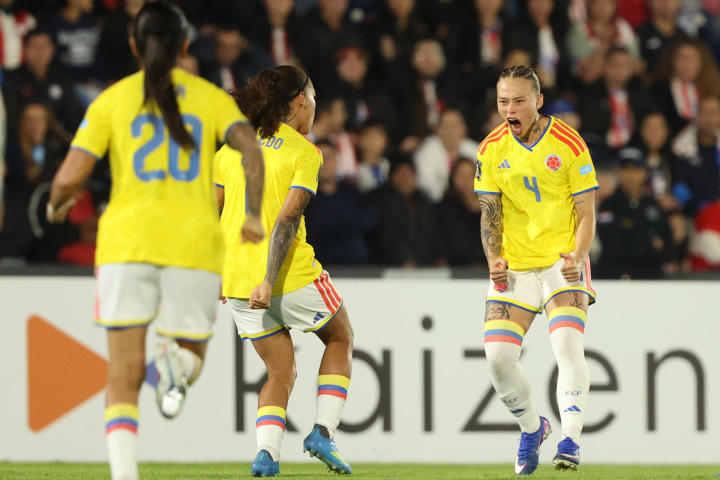 Ana María Guzmán (d) marcó dos tantos de la victoria 3-4 y contribuyó a título de la Tricolor.
