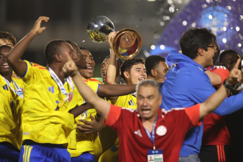  Jugadores de Colombia celebran tras ganar este domingo, la final del Sudamericano Sub-17 entre Argentina y Colombia en el estadio Carfem en Ypané (Paraguay).