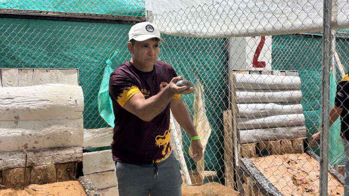 La concentración es fundamental para poder quemar mechas cargadas con pólvora, que están ubicadas en una cancha de arcilla.