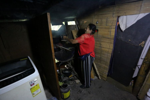 En la foto, el fogón que le sirve de estufa a Rosa Amelia Quintero para preparar sus alimentos.