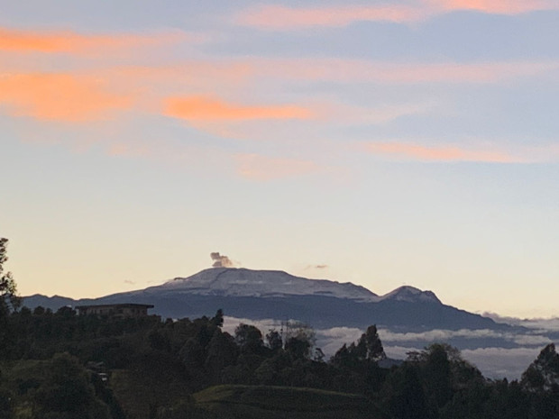 Amanecer en Neira con el Nevado del Ruiz de fondo