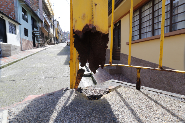 Deterioro en las barandas de acceso al puente hacia el barrio Villa Hermosa.