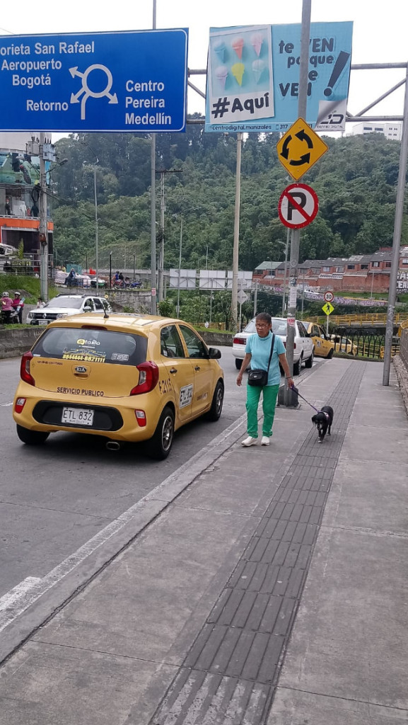 En la salida del centro comercial Mall Plaza, por el barrio La Carola, no se puede parquear, pero hay conductores que se saltan esta restricción. 