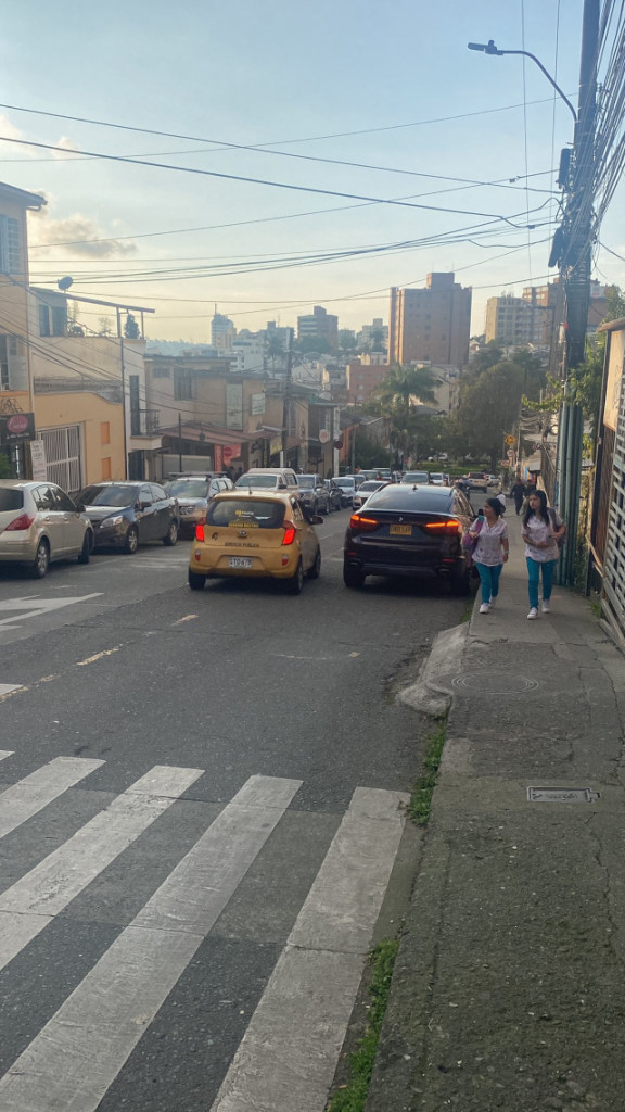 Por esta calle del barrio La Estrella, a pocos metros del Coliseo Mayor, por momentos se observan carros estacionados a lado y lado de la vía.