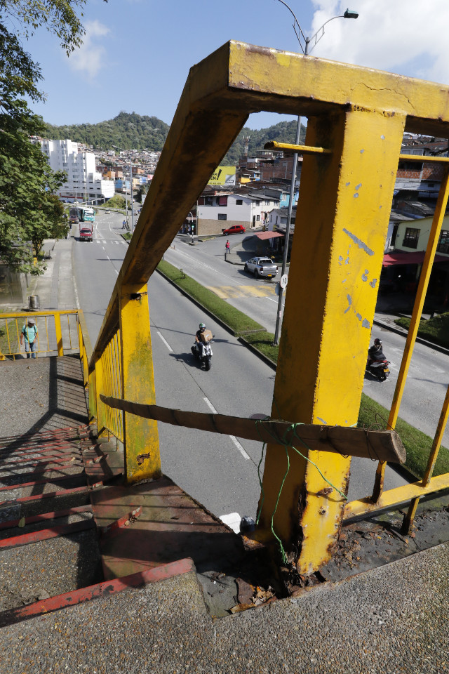 Una parte de las barreras de protección del puente no tiene barandas. Los vecinos pusieron un palo de madera para evitar algún accidente. 