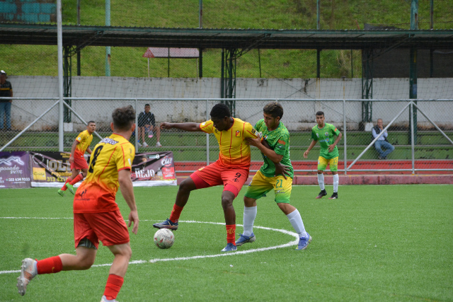 La Selección Sub-17 de Caldas es desconcertante, inicia jugando muy bien, pero de repente se viene abajo. Ayer le jugó de tu a tu al Deportivo Pereira, incluso empezó ganando, pero llegó el bache y finalizó derrotado (1-4). 