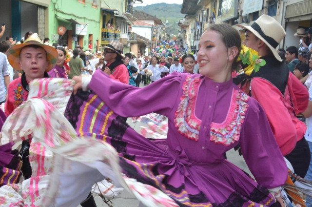 Las comparsas danzaron en representación de las delegaciones invitadas. En la imagen bailarines aguadeños rindiendo homenaje a la región del Tolima.