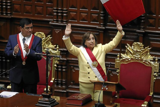 La abogada Dina Boluarte juró como primera presidenta de la historia de Perú.