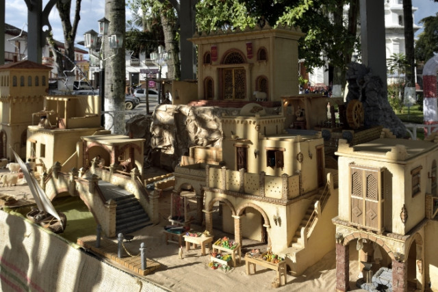 Belenismo es el arte que inspira el pesebre en el parque principal de Salamina.