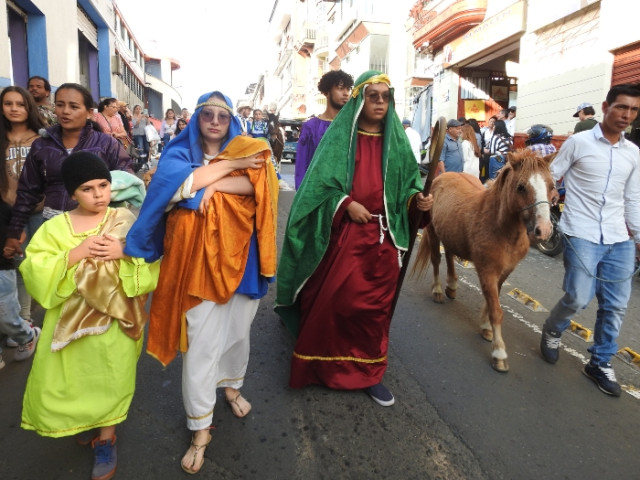 Un corto desfile por las calles convocó a fieles y donantes.