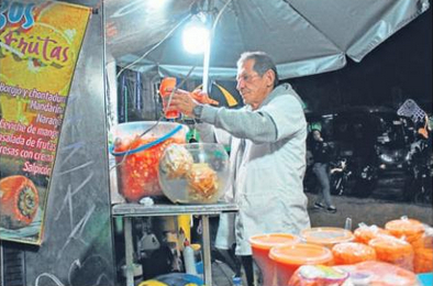 Rubén Dario Ríos le ofrece las frutas en Chipre.