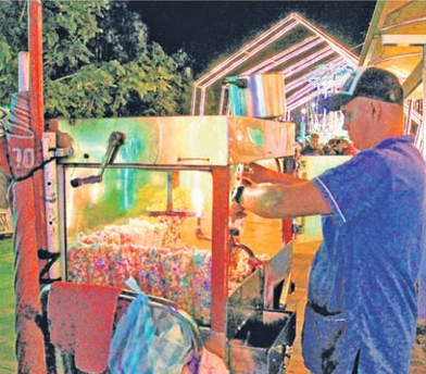 Euddy Boscán vende en Chipre sus crispetas de colores.