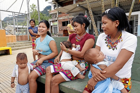 Miembros de la comunidad indígena embera dobida llegan a Pie de Pato a salvar a sus hijos. 