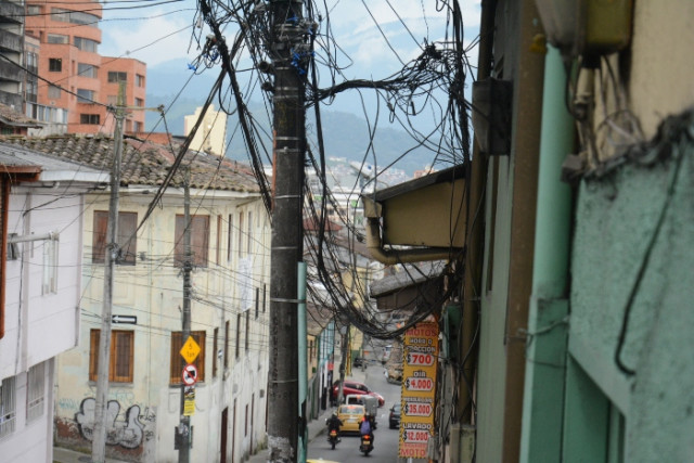 Hay algunos cables que los dejaron pegados de las fachadas de la casas.