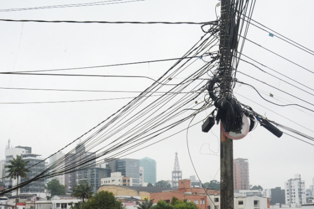 Es tanto material el que cuelgan las empresas de servicios públicos de un solo poste que hasta tapan señales de tránsito, como sucede en la carrera 24B con calle 58, barrio Palogrande.