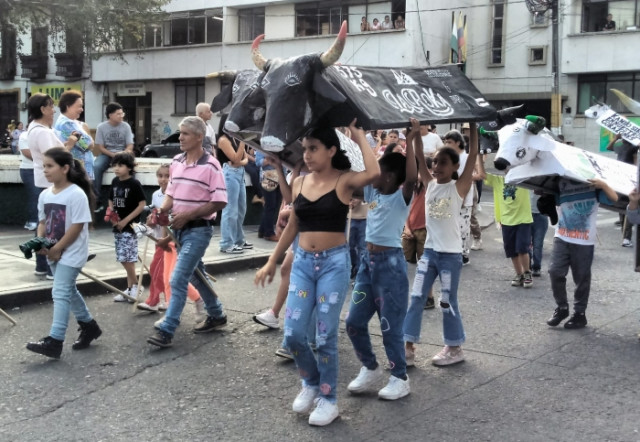 También salieron muchos niños en sus caballitos de palo, para darle más alegría a la actividad