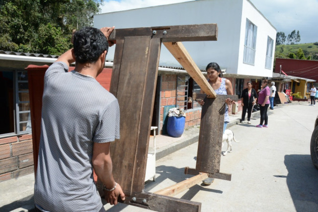 Foto l Freddy Arango l LA PATRIA  Algunos de los damnificados perdieron todos los electrodomésticos, muebles y enseres con la inundación. Recibieron colchones por parte de la Alcaldía de Villamaría, pero exigen acciones contundentes con respecto a las quebradas.