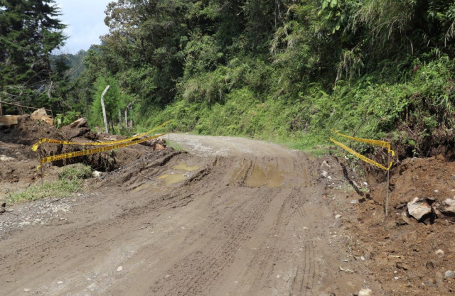 Aunque la mayoría de las 23 transversales ya se construyeron, no están en servicio. El agua corre por la vía formando charcos y huecos.