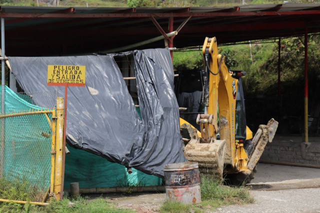 Aunque la mayoría de las 23 transversales ya se construyeron, no están en servicio. El agua corre por la vía formando charcos y huecos.