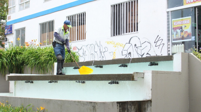 Luis Fernando Soto realiza la limpieza de la fuente en Cristo Rey cada mañana, al igual que los jardines.