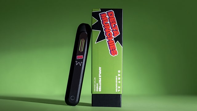 Vaporizador desechable de HHC de Delta Munchies en un fondo verde.