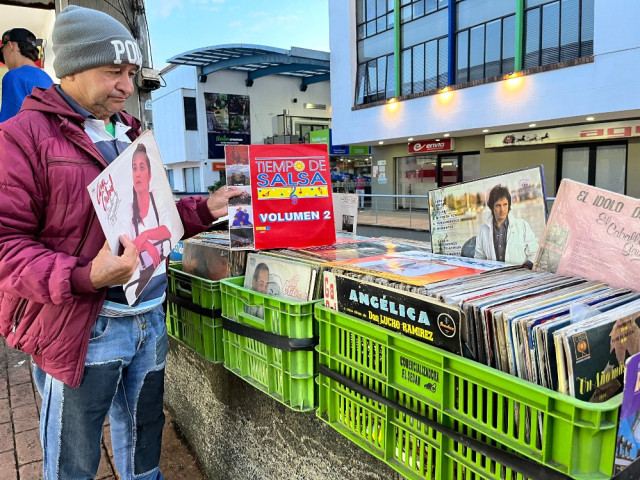 Antonio José Serna Mesa trabaja de domingo a domingo hace 40 años vendiendo discos de LP. Dice que le regalaron 10 mil discos que iban a ser botados. Se ubica a un costado de la Cámara de Comercio. &quot;Salsa y rock es lo que más lleva la gente&quot;, dice Antonio. Su precio es de $10 mil. Dice que lo llaman &quot;el rey del LP&quot;.