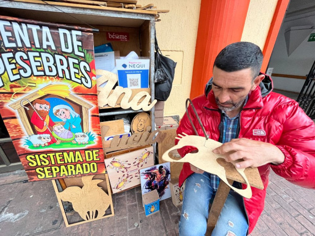 Juan Carlos Sánchez se ubica desde 1993 en la Gota de Leche donde vende sus productos de artes plásticas elaborados con madera. La mayoría de sus trabajos los hace sobre pedido. Juegos de mesa, elementos decorativos, pesebres y diferentes diseños son los que hace Sánchez. &quot;La aprendí como un pasatiempo para cuando no estuviera haciendo nada y ya hasta que me enamoré de ella&quot;, expresa.