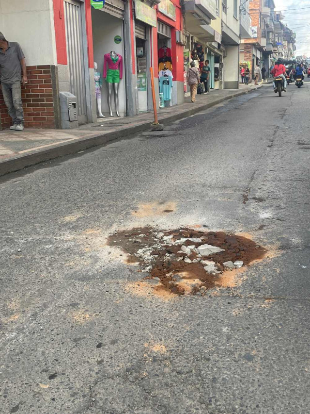  Algunos residentes del sector taparon algunos huecos con escombros. Aseguran que, pese a ser una alternativa clandestina, soluciona temporalmente el problema que compete a las autoridades.