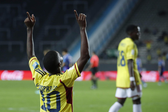 Yaser Asprilla de Colombia celebra un gol hoy