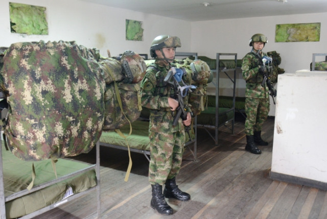 El soldado Braian Estiven Rendón comenta que al estar dentro del rango de riesgo alto evalúan el plan de evacuación diurno y nocturno. Además, tienen presente dónde refugiarse.