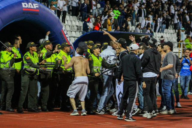 Sobre el túnel que conduce al camerino del Once Caldas, la Policía obstaculiza el paso de los hinchas que quieren ingresar