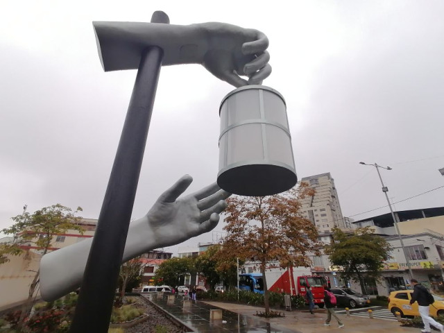 ANTES  El monumento a las manos hace referencia al trabajo de las enfermeras del mundo. Lo entregaron en marzo del 2023. Duró un mes completo. 