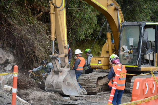 maquillaria amarilla y personal especializado estudiando terreno en Cerro Bravo