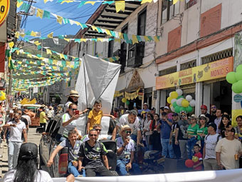 La comunidad salió a las calles a disfrutar de los desfiles.