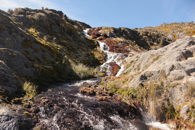 Las cascadas sobre la vía son una parada obligada para una buena foto.