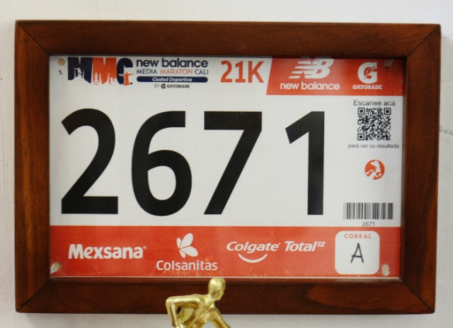 Juan Pablo Correa, de los atletas más destacados de Filadelfia, donó su placa con la que participó en una maratón en la ciudad de Cali.