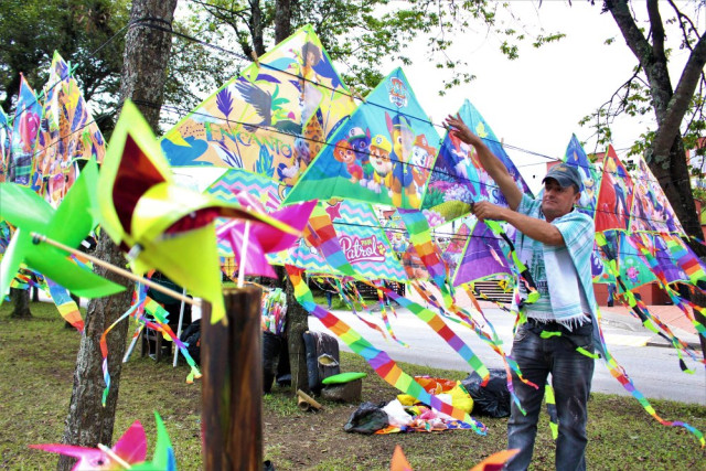 Édison Francisco Donato expone sus cometas por la Avenida Alberto Mendoza, frente al Bosque Popular el Prado. Dice que compró alrededor de 400 cometas y ha vendido poco más de 100.