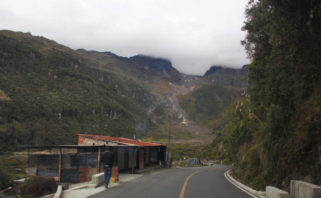 Sobre la carretera que conduce a Murillo, Tolima, que gran parte de esta vía ya está pavimentada, se empiezan a ver restaurantes como El Guardián del Ruiz, Asadero y Piqueteadero, cerca al lahar del Río Lagunilla.